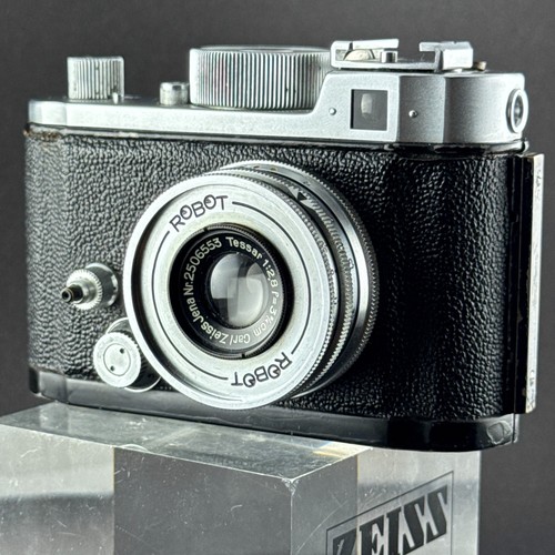 Rare robot camera carl - robot,
